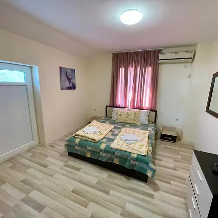 Jackie House * Varna