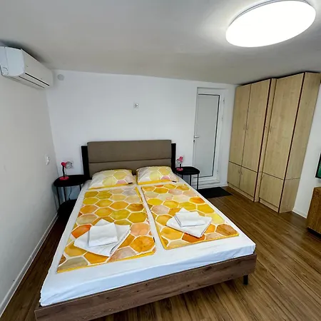 Jackie House וארנה