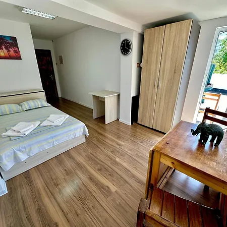 Jackie House 4* فارنا