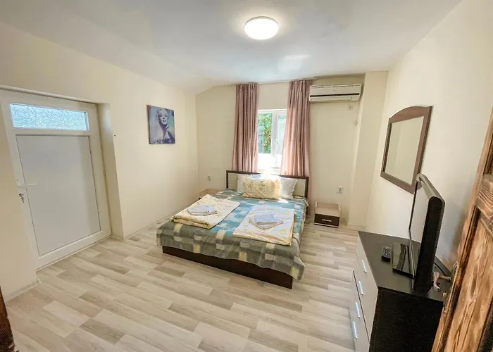 Jackie House בית הארחה